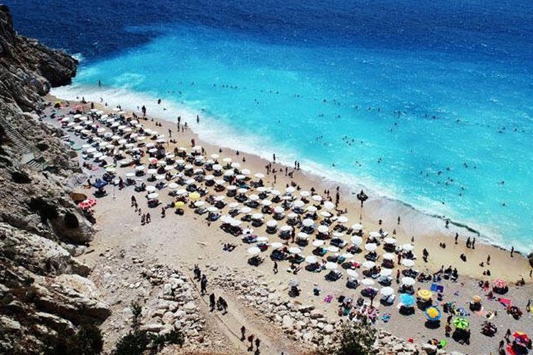 Yunanistan turistlere kapılarını açıyor