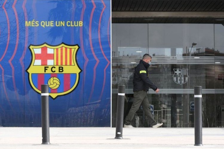 Polis Barcelona kulübünü bastı