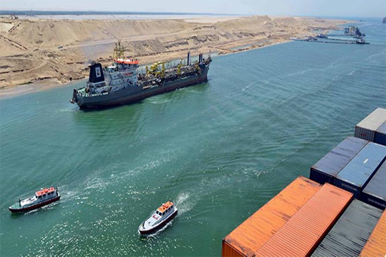 Süveyş Kanalı deniz trafiğine açıldı