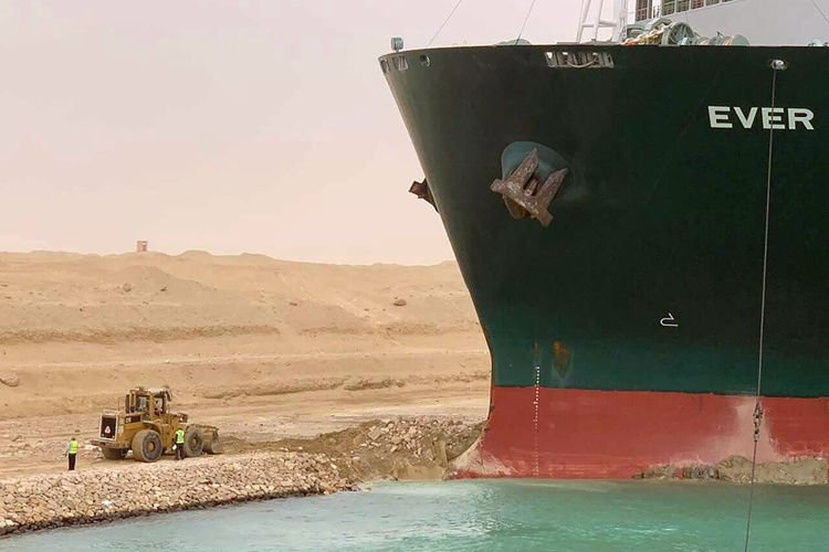 Süveyş Kanalı’ndaki gemiyi Türkiye kurtarabilir