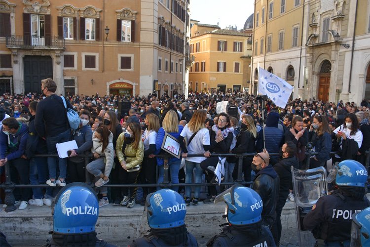 İtalya’da esnaf Kovid-19 tedbirlerini protesto etti