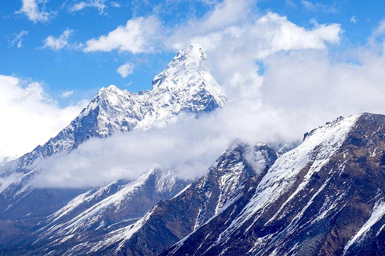 Çin, salgını engellemek için Everest’in zirvesine sınır çizgisi çekecek