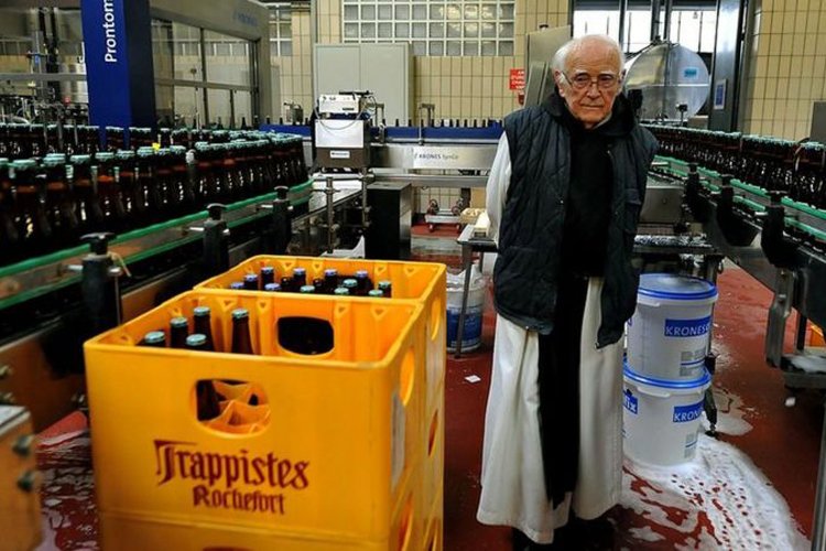 Rahipler bira yaptıkları ‘kutsal su’yu maden şirketinden kurtardılar