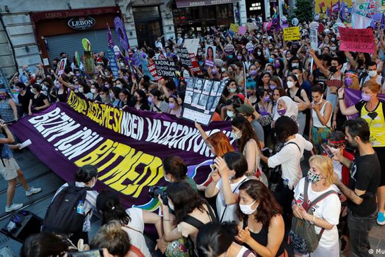 Kadınlar İstanbul Sözleşmesi’nin feshedilmesini protesto etti
