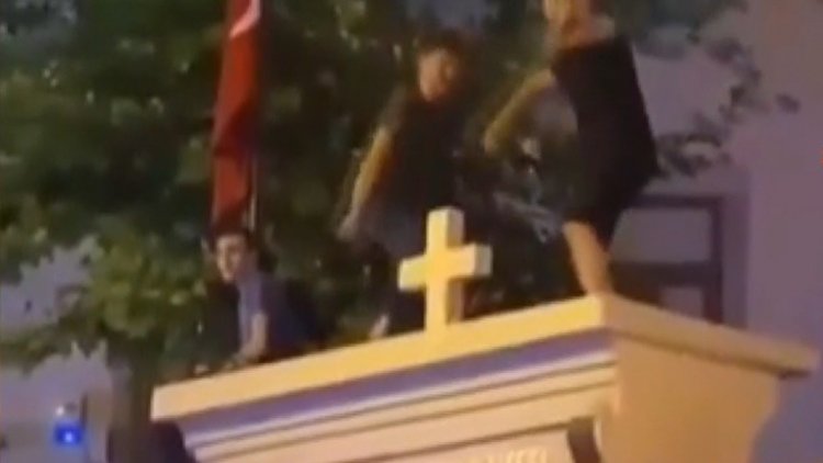 Kadıköy’de kilise duvarında oynayan kişiler gözaltına alındı