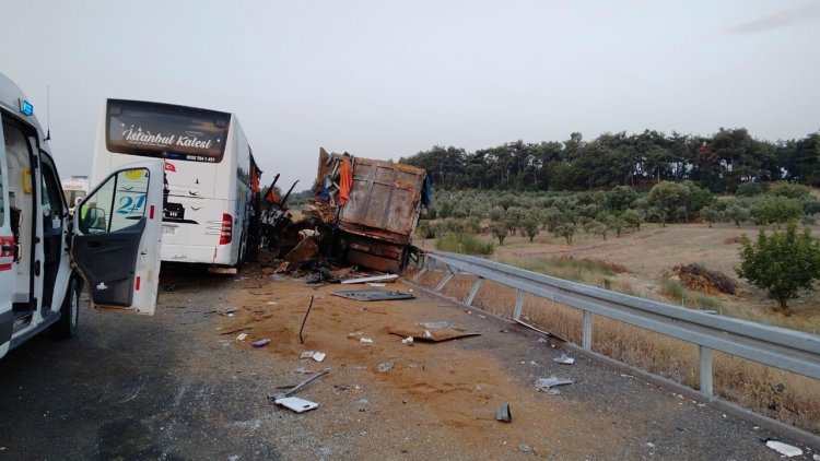 Manisa’da otobüs TIR’a çarptı: 6 ölü, 37 yaralı