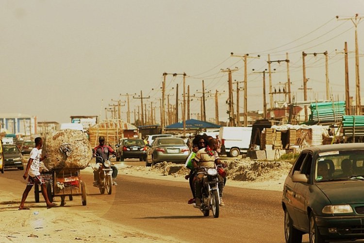 Nijerya, yakıt sübvansiyonlarının yerine yoksullara yardım edecek
