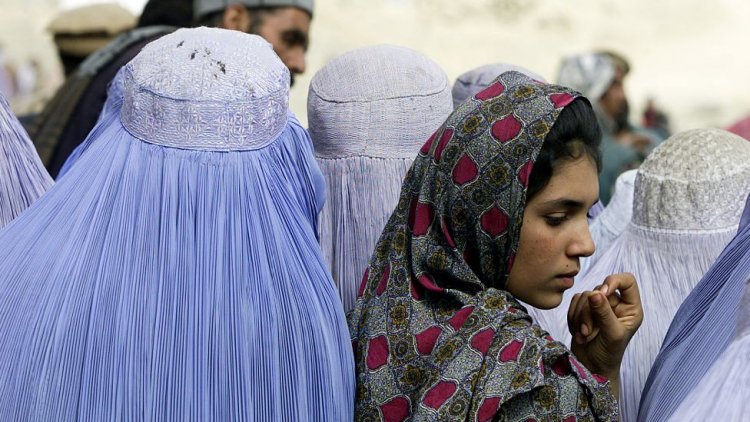 Taliban’dan yeni yasak: Kadınlara ehliyet vermeyin