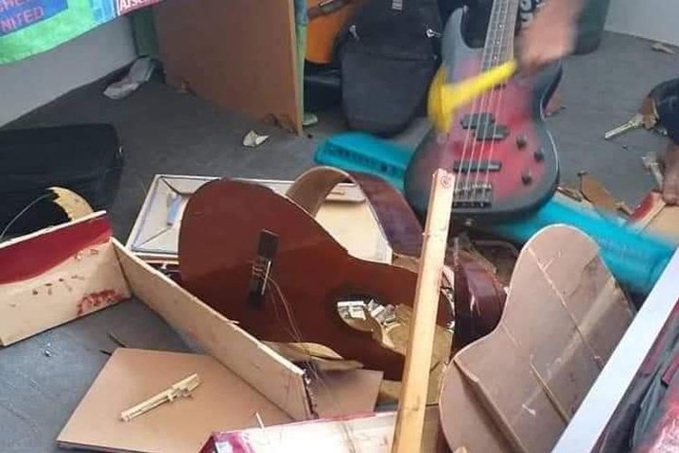 Taliban, müzik enstrümanlarını parçaladı