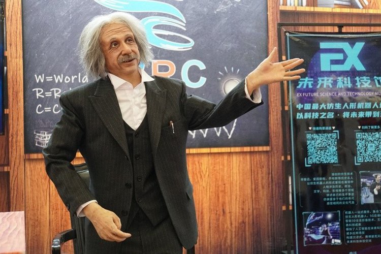 “Merhaba, ben robot Albert Einstein”