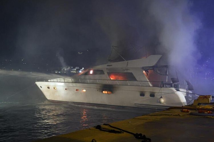 İstanbul’da lüks tekne kül oldu