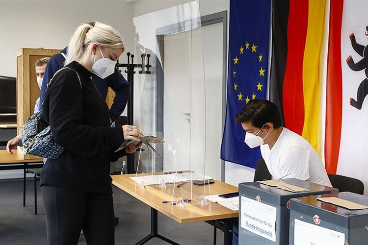 Almanya’daki seçimde SPD ve  CDU/CSU çekişiyor