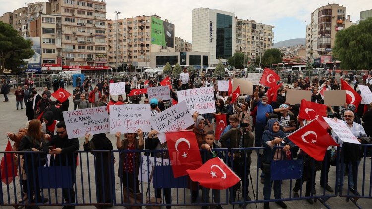 Aşı karşıtlarından İzmir’de miting