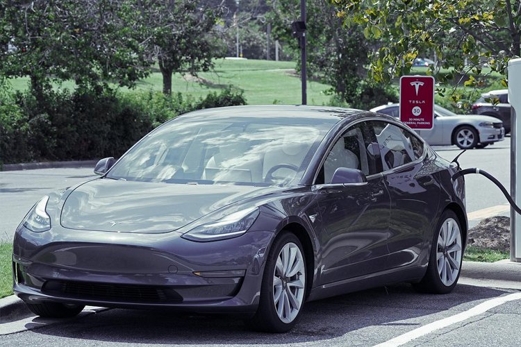 Tesla 12 bin aracını geri çağırıyor
