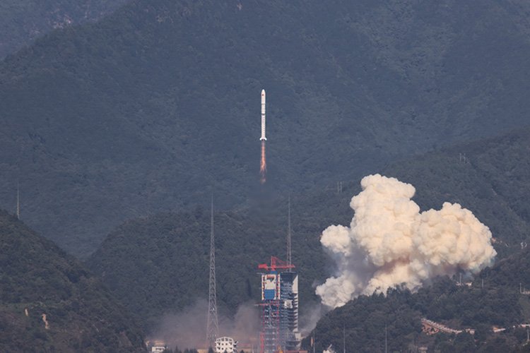 Çin’de üç uydu daha fırlatıldı