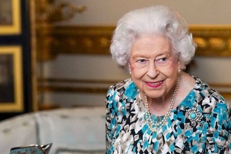 Kraliçe Elizabeth bir ülke daha kaybetti