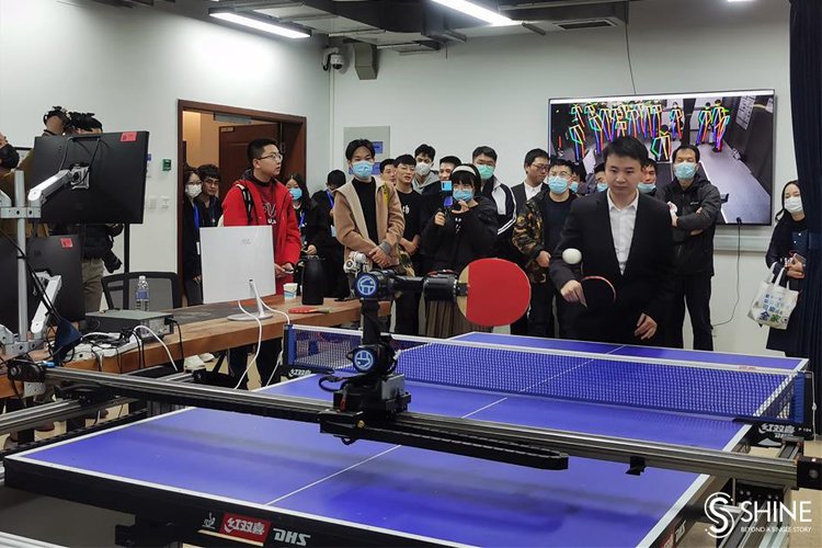 Robotla insan masa tenisi oynadı, 6241 vuruşla dünya rekoru kırıldı