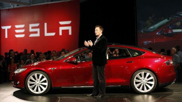 Tesla, arabadan şikayet eden müşterilerine dava açtı!