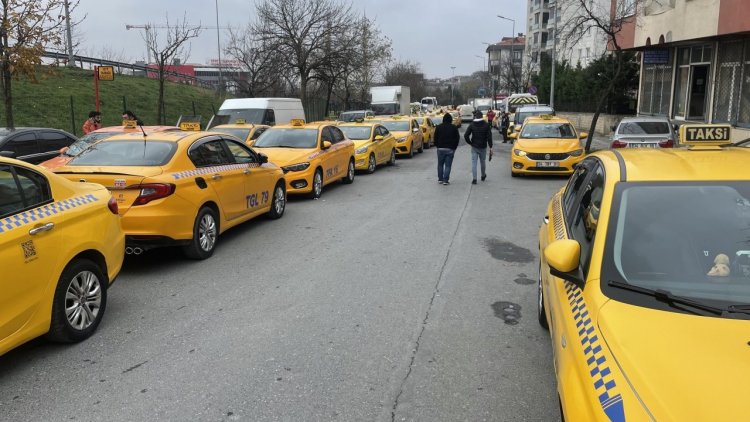 İstanbul’da taksilerden yeni tarife kuyruğu