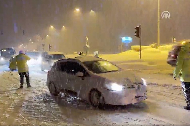 Dikkat! İstanbul-Ankara arası yoğun kar yağışı nedeniyle kapandı