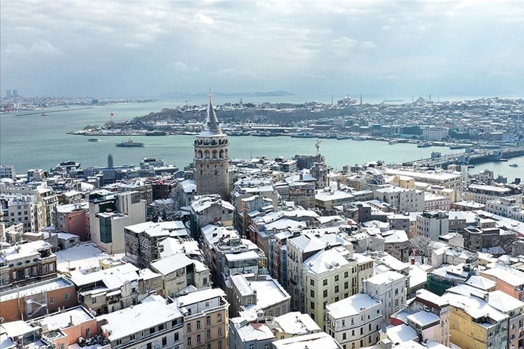 Karadeniz’den nem topladı, İstanbul’a kar bıraktı
