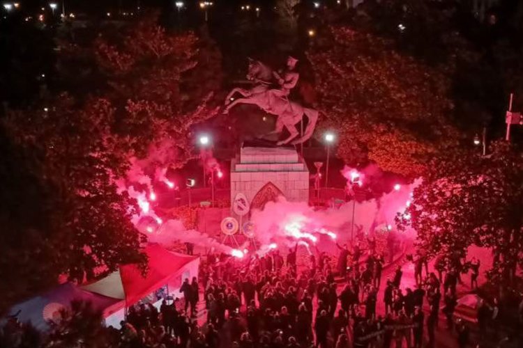 Samsun’da yurttaşlar Atatürk Anıtı’nda nöbet tutuyor