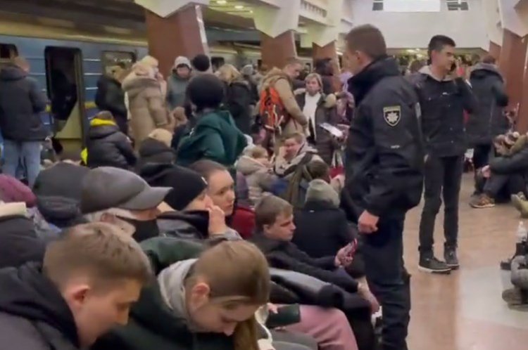 Kharkiv’de insanlar metroya sığındı