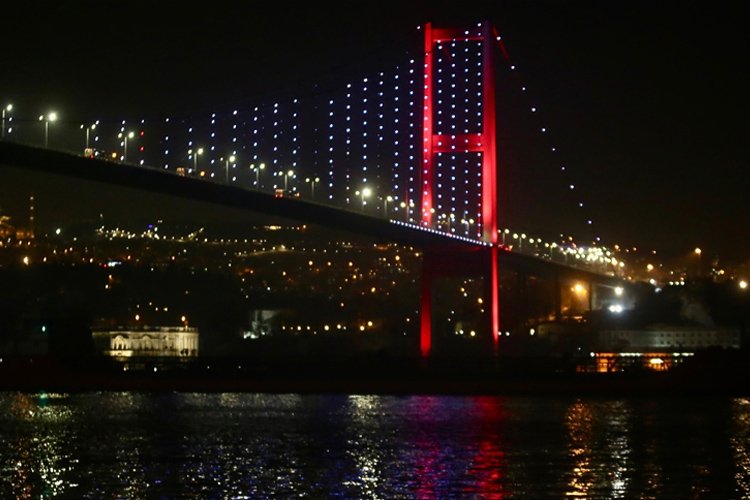 Rusya’dan yola çıkan ayçiçeği yağı yüklü gemi İstanbul Boğazı’ndan geçti