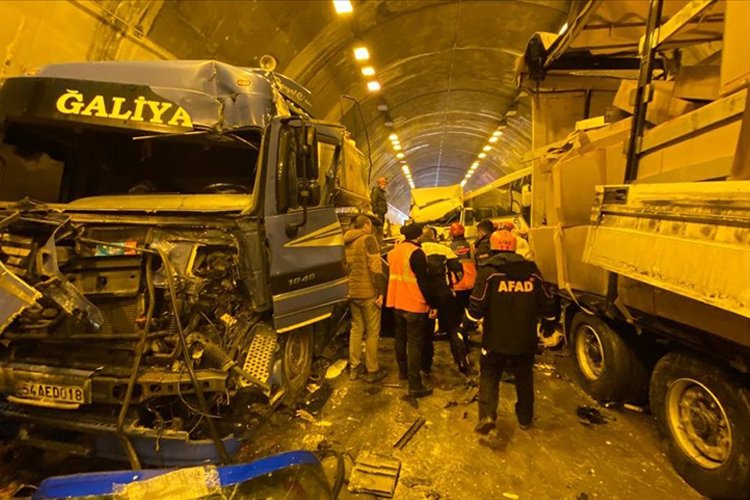 Bolu Dağı Tüneli’nde zincirleme kazada 17 kişi yaralandı