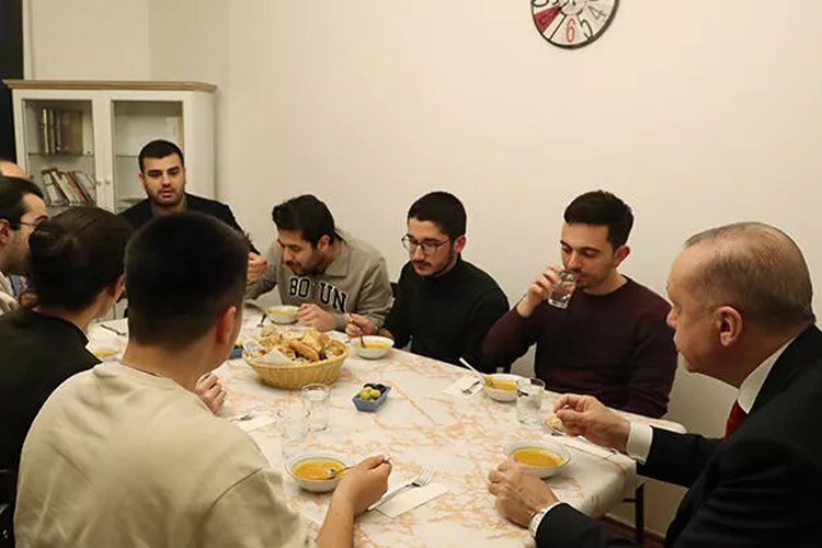 Erdoğan iftarını öğrenci evinde açtı