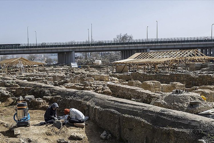 Haydarpaşa kazılarında Helenistik döneme ait kiremit mezar bulundu