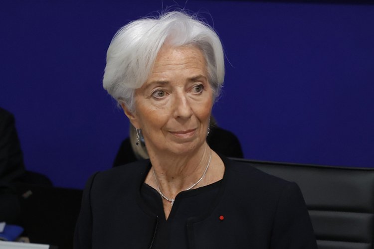 Lagarde’dan faiz artırım sinyali