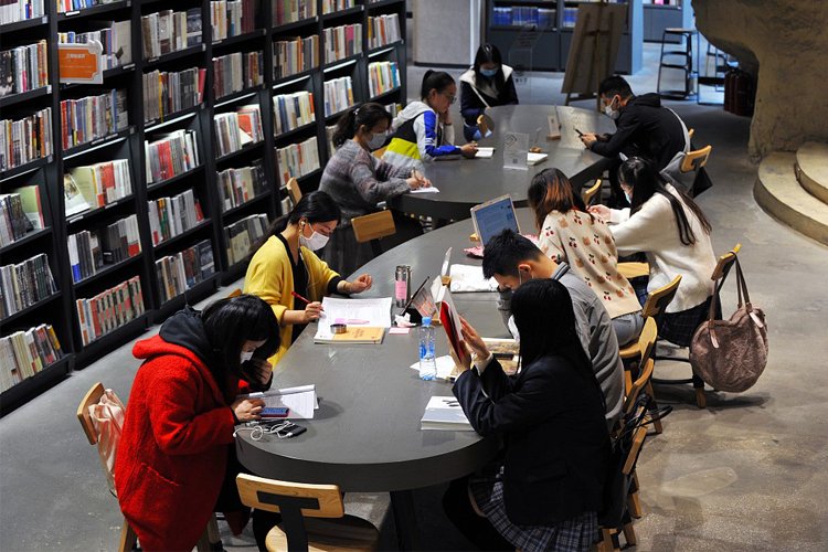 Çinlilerin yüzde 80’i cep telefonlarından kitap okuyor
