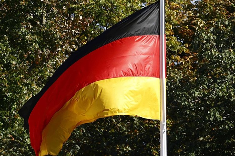 Almanya’dan benzinli otomobillerin yasaklanmasına ret
