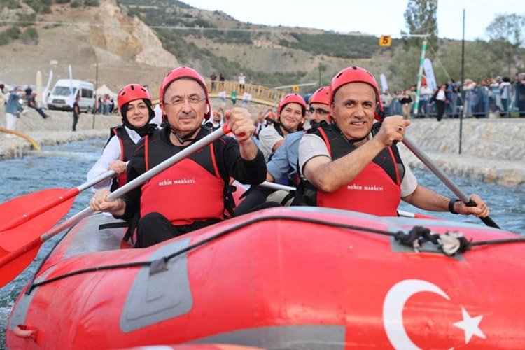 Cumhurbaşkanı Yardımcısı Oktay ve Bakan Kirişci rafting yaptı