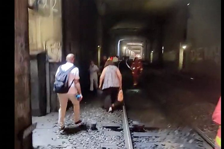 Tren seferleri aksayınca yolcular tünellerde mahsur kaldı