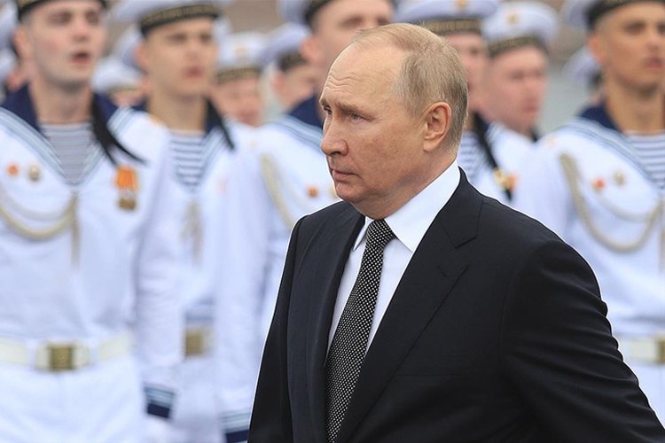 Putin, Rusya’nın yeni deniz doktrinini imzaladı