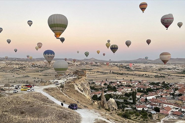 Kapadokya’da turistler yeni günü gökyüzünde karşıladı