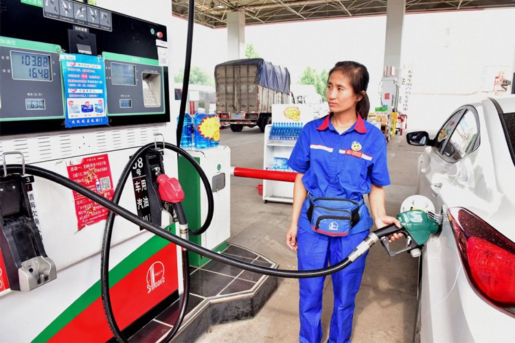 Çin, benzin ve dizel fiyatlarında 19 dolar indirim yaptı 