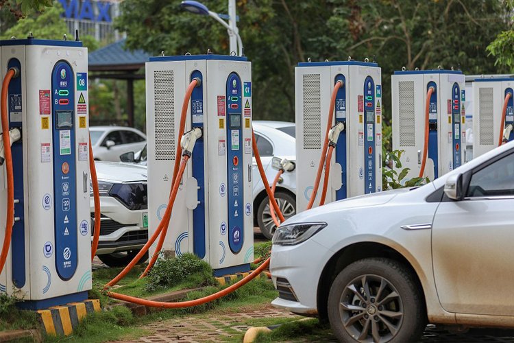 Çin’deki elektrikli araç şarj noktası 4 milyona yaklaştı
