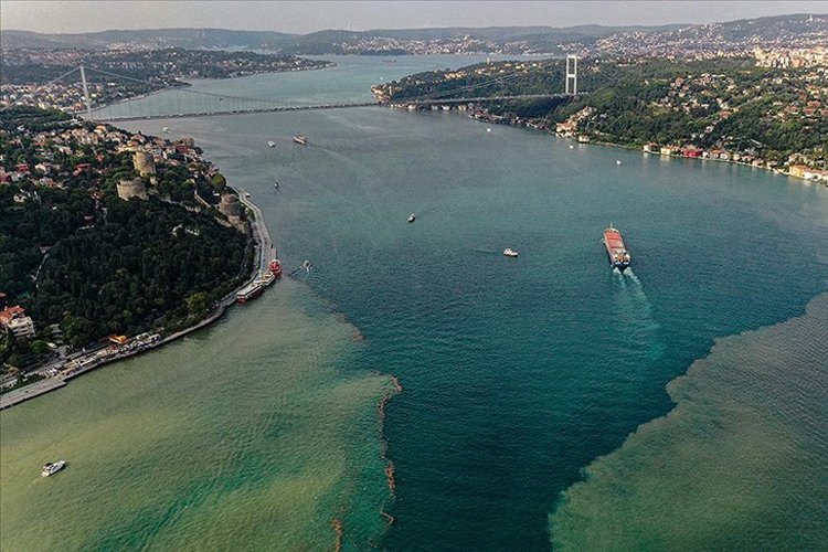 İstanbul Boğazı sağanak yağışın ardından renk değiştirdi