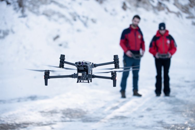 Yağışlı ve zorlu hava koşullarına meydan okuyan drone!