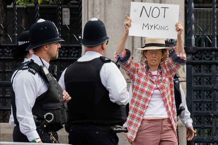 İngiltere’de monarşi karşıtı protestolardaki gözaltılar tartışmalara yol açtı
