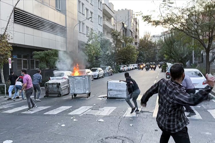 Tahran sokaklarında gösteriler yeniden alevlendi
