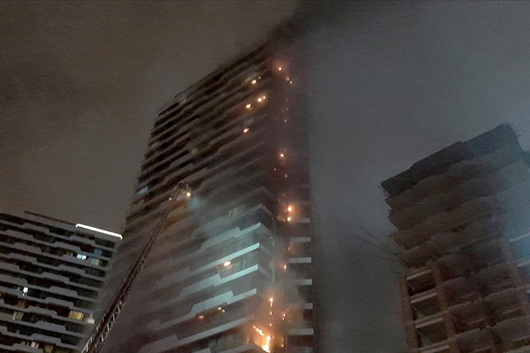 Son daikika… İstanbul Fikirtepe’de 24 katlı binada yangın çıktı