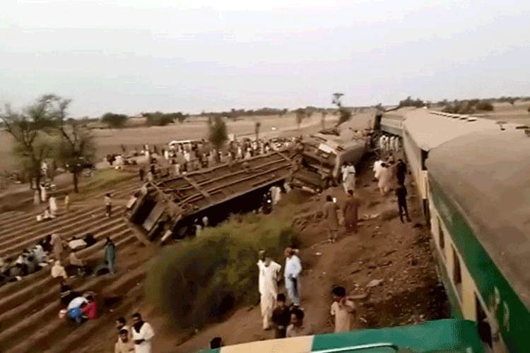 Pakistan’da tren kazası: 30 ölü