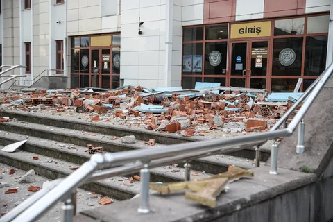 Düzce’deki depremde Cumayeri ilçesindeki kamu binaları hasar gördü