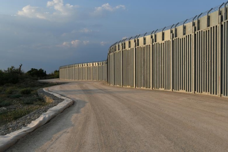Yunanistan, Türkiye sınırındaki duvarı uzatıyor