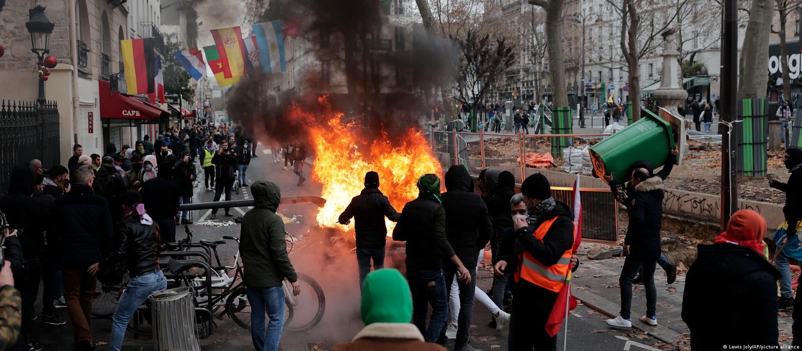 Paris saldırısı protesto edildi