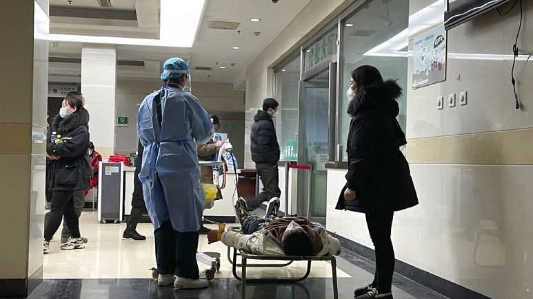 Çin’de Covid-19 vakaları hastaneleri zorlamaya başladı